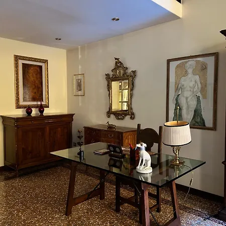 Medieval Art Loft Apartment *