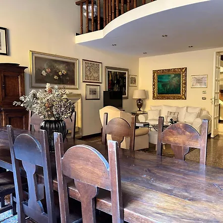 Medieval Art Loft Apartment *