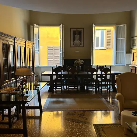 Medieval Art Loft Apartment *
